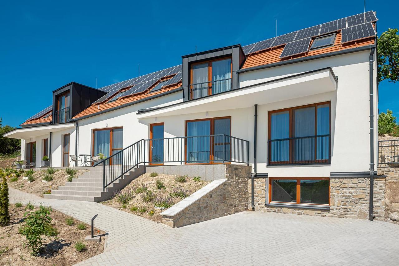 Herics Apartman Тихани Екстериор снимка