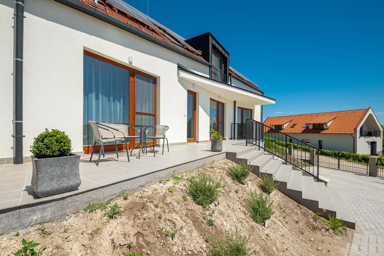 Herics Apartman Тихани Екстериор снимка