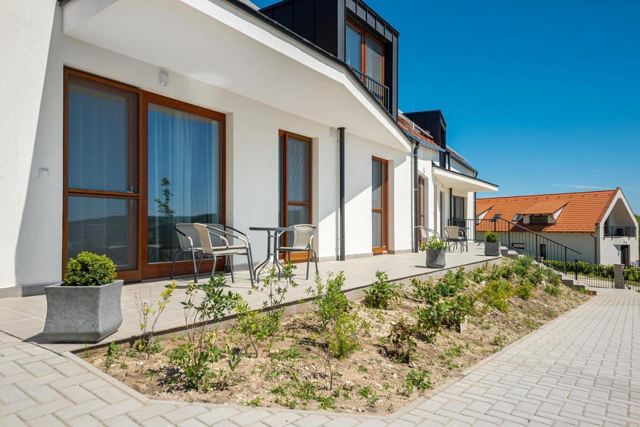 Herics Apartman Тихани Екстериор снимка