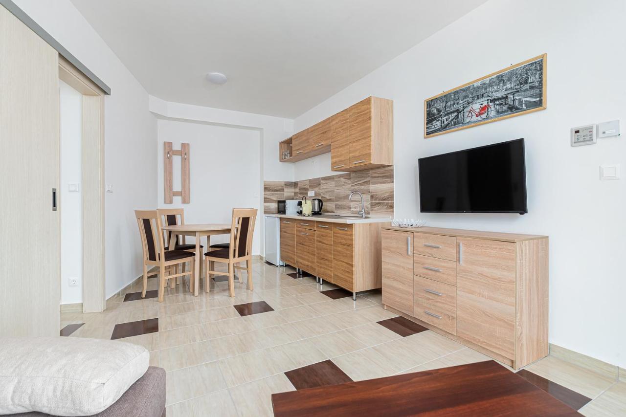 Herics Apartman Тихани Екстериор снимка