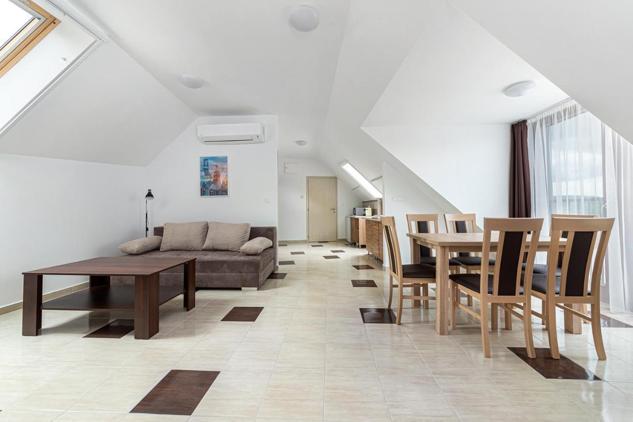 Herics Apartman Тихани Екстериор снимка