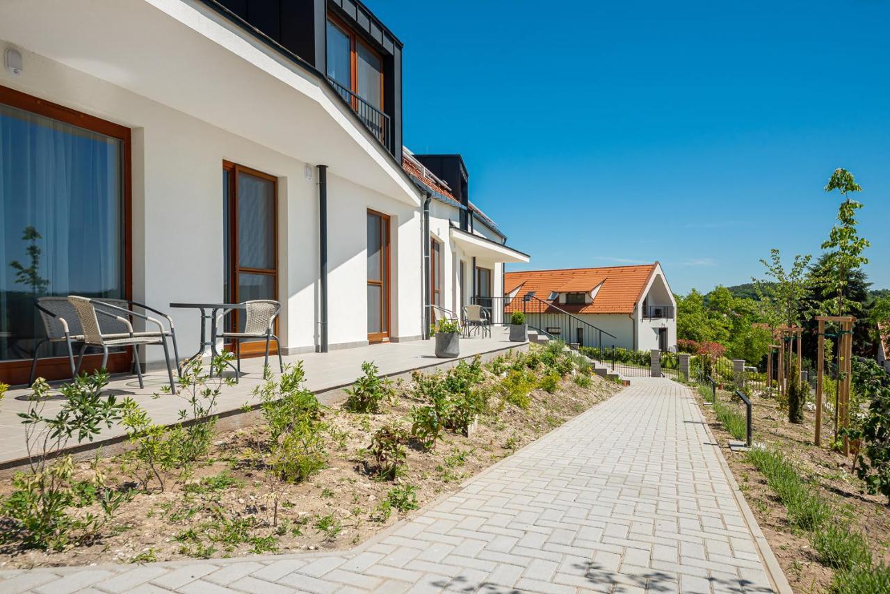 Herics Apartman Тихани Екстериор снимка