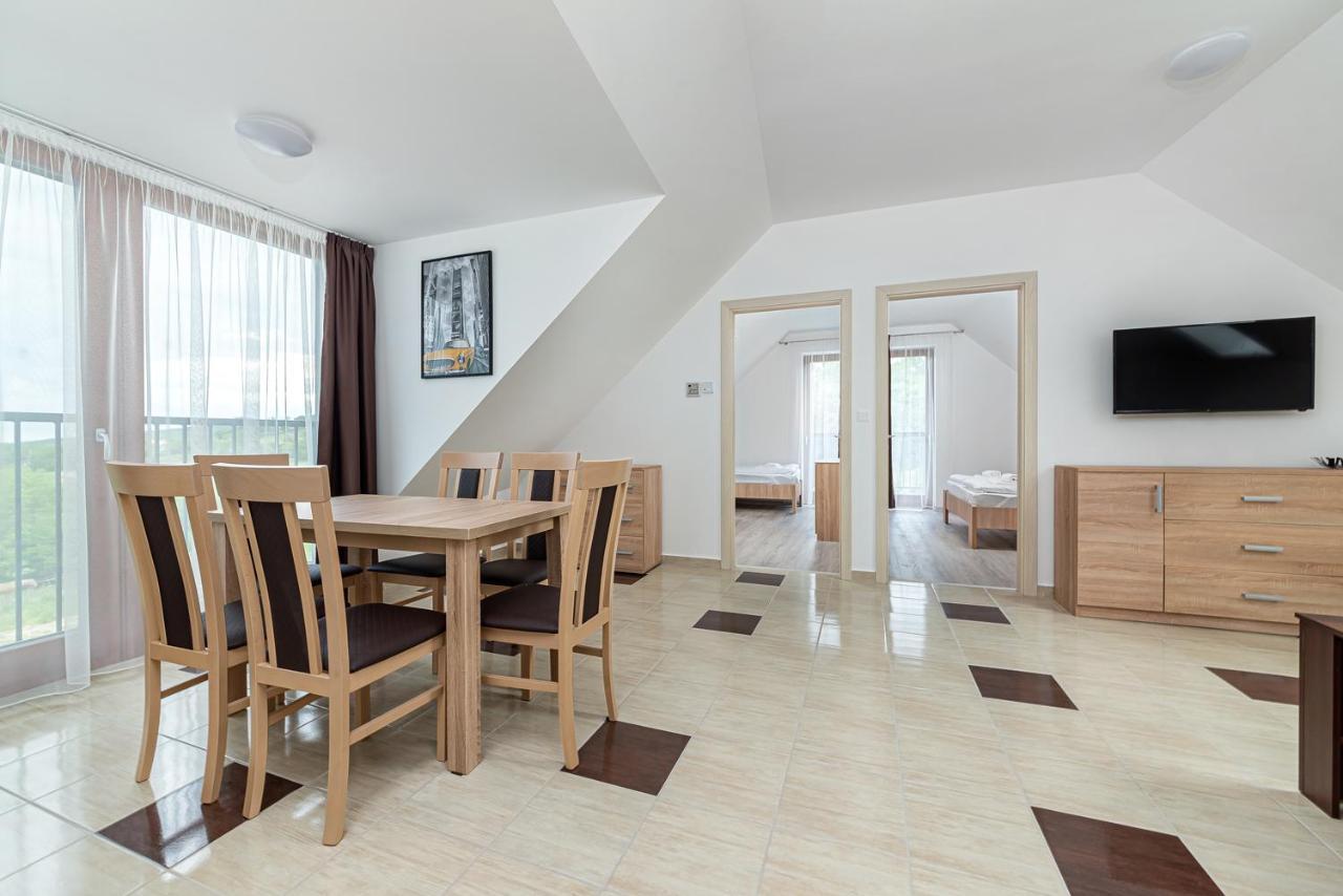 Herics Apartman Тихани Екстериор снимка